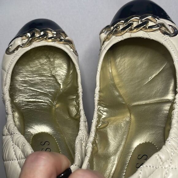 Guess "Fetoni" Cream & Black Patent Gold Chain Detail Ballet Flats sz 7.5 - Picture 6 of 10